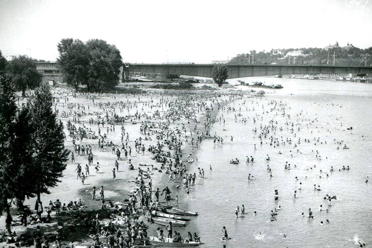 Plaža sa pogledom na Stari grad