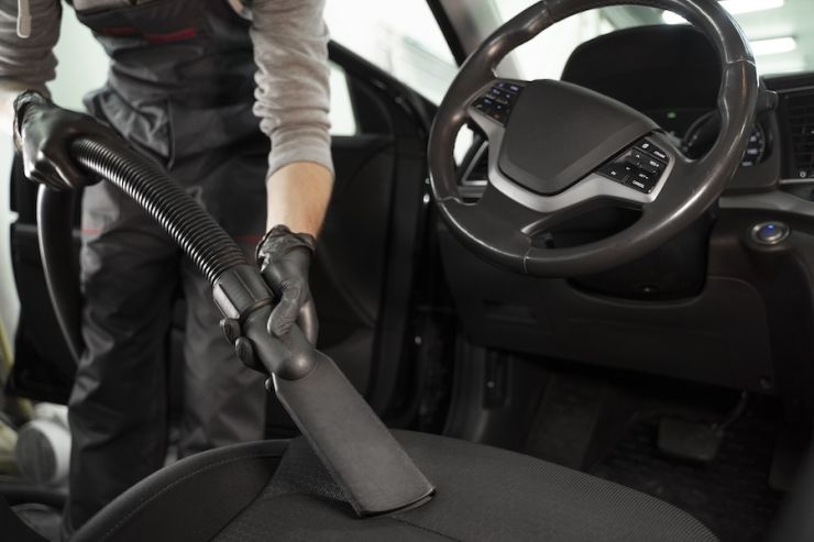 Tri načina kako da uklonite fleke sa tapacirunga automobila