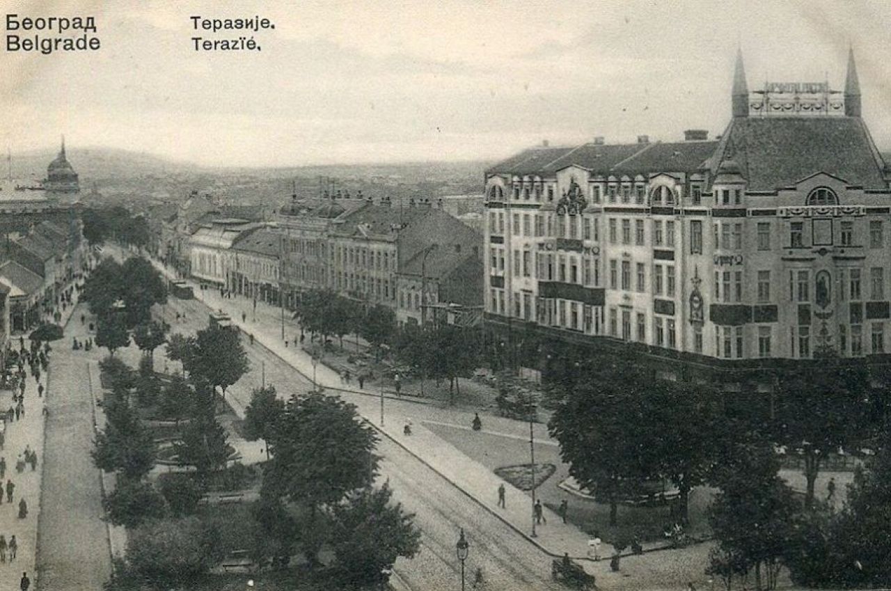 Od vodoskoka do fontane do… raskrsnice? (D)evolucija Terazija